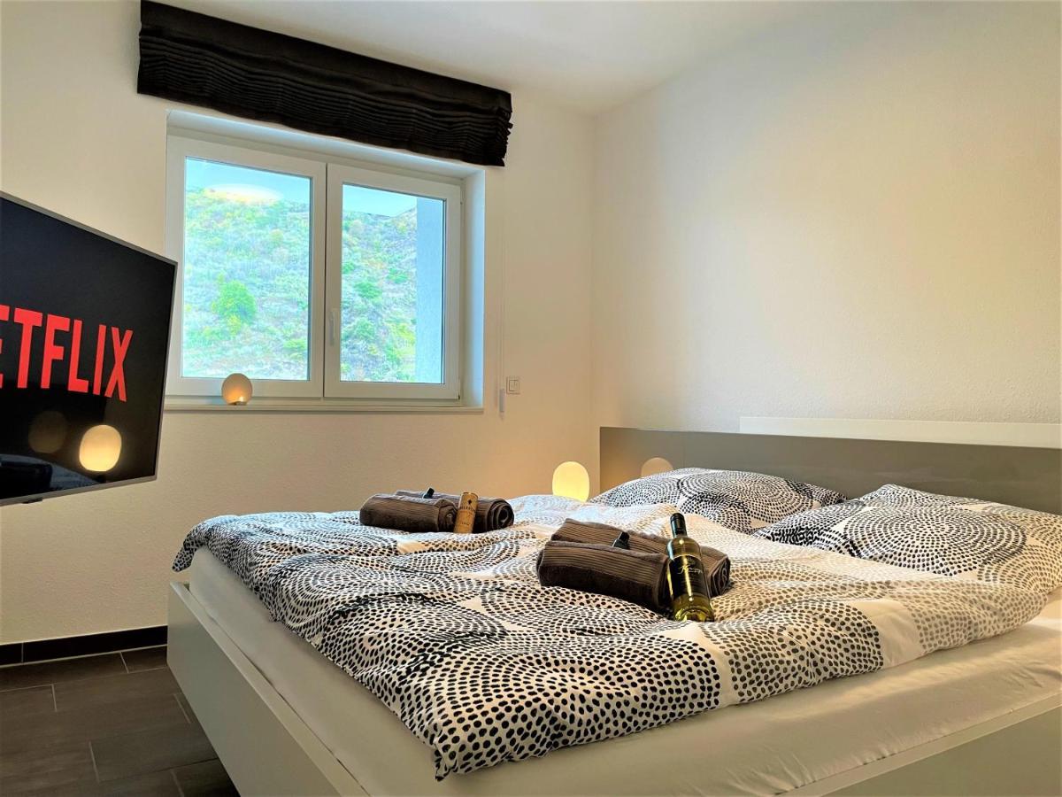 Moselpromenade Moselufer, Panorama & Burg Blick, Netflix, Balkon